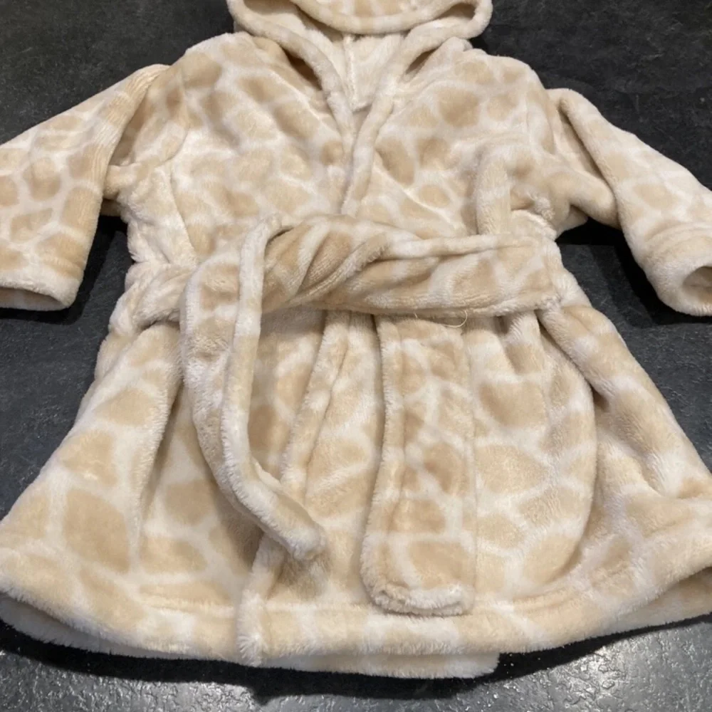 Infant boys tan brown giraffe print long sleeve hooded robe size 0-9 months